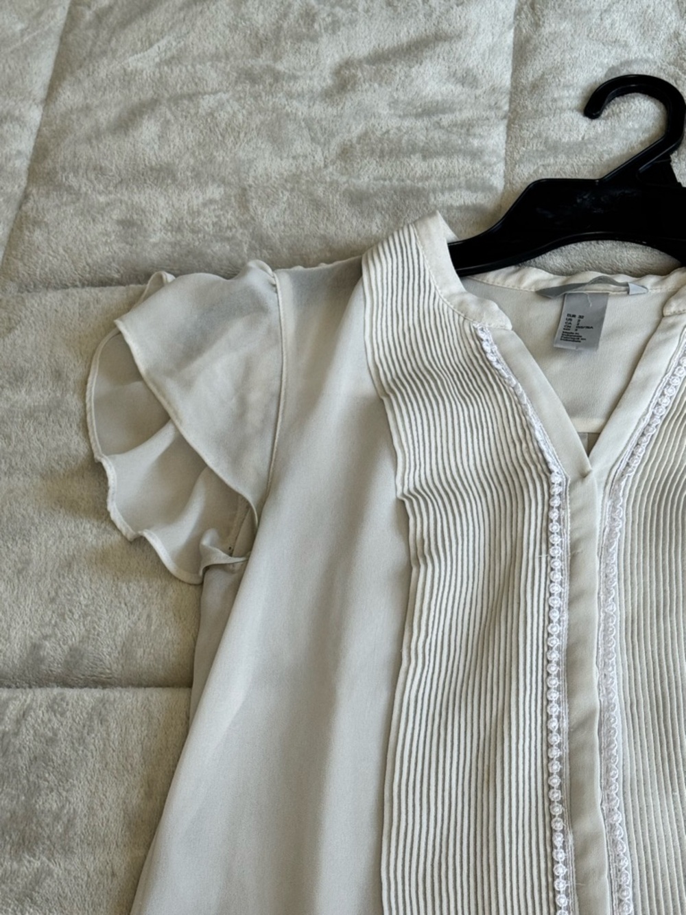 H&M Cream Pintuck Flutter Sleeve Blouse - Picture 3 of 4